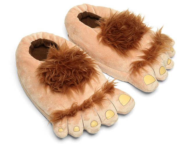 The Plush Halfling Slippers Will Keep Your Feet Warm & Looking Hairy Hobbit Party, Funny Slippers, Paw Slippers, Funny Boyfriend Gifts, Fun Slippers, Themed Kids Room, Think Geek, Winter Slippers, Warm Slippers