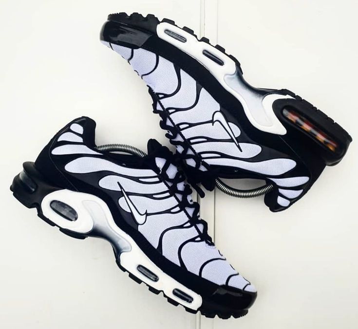 Nike Tn Shoes, Tn Shoes, Nike Tns, Best Nike Running Shoes, Nike Airmax Plus, Cars Jeep, Off White X Nike, Urban Shoes, Sneakers Street