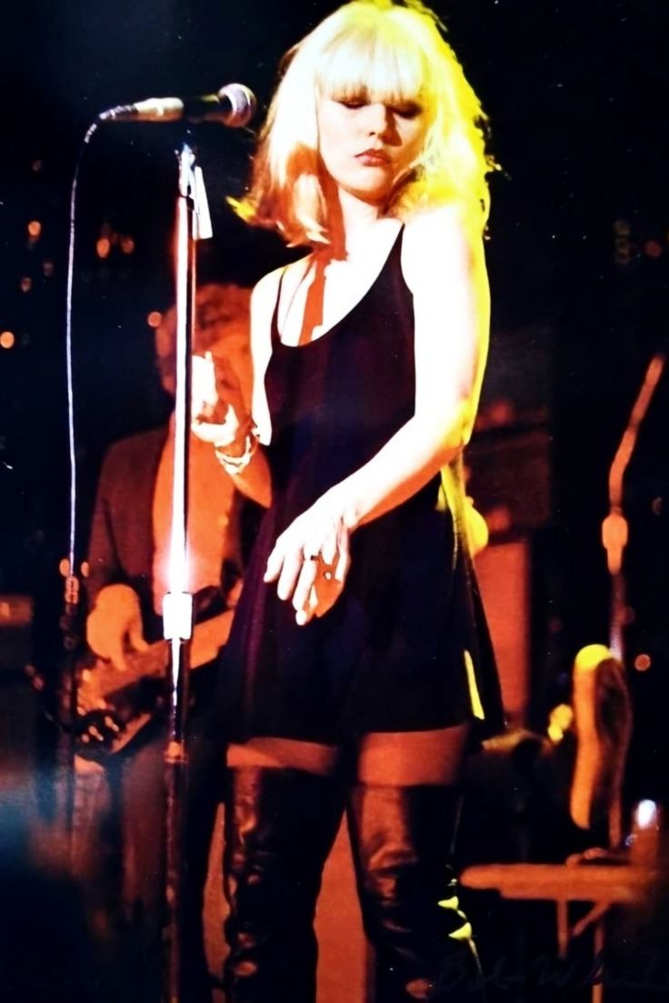 Debbie Harry, 70s Rock Aesthetic Outfits, Groupie Aesthetic, Glam Rock Aesthetic, 80s Rock Fashion, Marla Singer, 70s Punk, Mode Emo, Rock Aesthetic, Rockstar Aesthetic