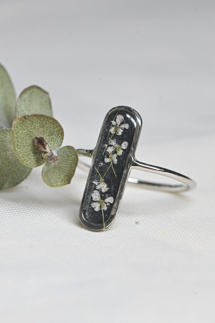 ✿description >m a d e  to  o r d e r < - sterling silver - non-toxic+uv-resistant, BPA free resin. Safe for everyday wear - pressed wild carrot flowers this ring can take UP TO two weeks to create & ship. If you need expedited shipping please contact me before purchasing  ☾ please note each piece has variations and it adds to the beauty and uniqueness of your new jewelry. colors may vary slightly, and small bubbles may be found in your jewelry. The ferns will fade as they're real, you can embrac Wild Carrot, Carrot Flowers, New Jewelry, Flower Ring, Silver Band, Rings Statement, Favorite Jewelry, Bpa Free, Statement Rings