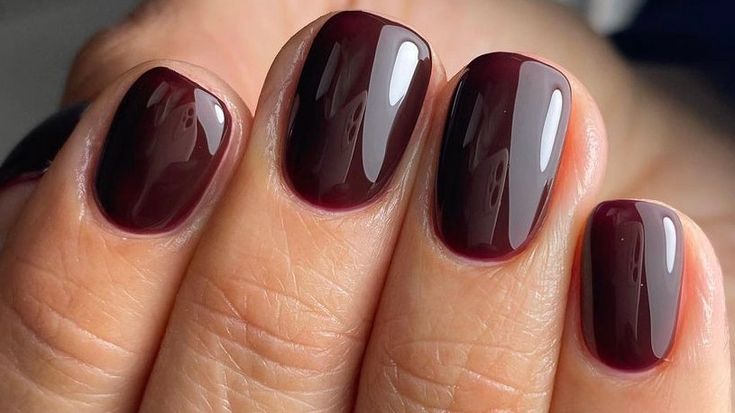 Unghie bordeaux, un classico d'autunno https://www.vanityfair.it/unghie-bordeaux-eleganti-autunno-2022-2023 # #beauty #splendidum.com Cherry Mocha Nails, Mocha Nails, Cherry Mocha, Luxury Cosmetics, Autumn Nails, Deep Brown, Online Makeup, Makeup Brands, French Manicure