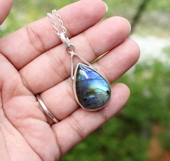 Stone Accessories, Silver Diamond Necklace, Silver Earrings Handmade, Labradorite Jewelry, Bezel Pendant, Classy Jewelry, Necklace Gemstone, Gemstone Necklace Pendant, Labradorite Pendant