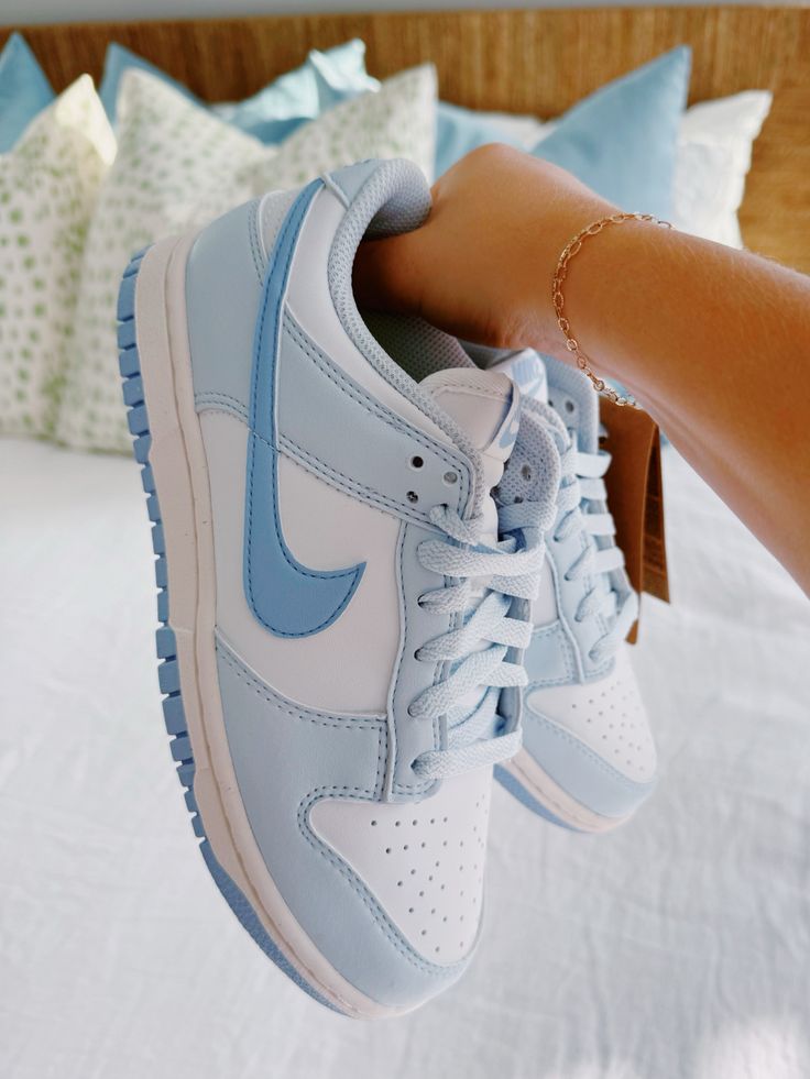 Nike Cute Shoes, Cute Spring Sneakers, Nike Girl Shoes, Cute Shoes Preppy, Cute Shoe Ideas, Cute Spring Shoes, Shoes For Summer 2024, Preppy Nikes