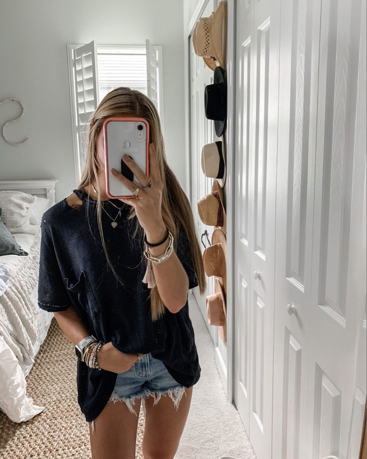 Cuffed Jean Shorts Outfit, Cute Jean Shorts Outfit Summer Casual, Summer Outfits Black Jean Shorts, Lightwash Jean Shorts Outfit, Comfy Jean Shorts Outfit, Black Tee And Shorts Outfit, Jean Shorts Oversized Shirt, Sweatshirt And Jean Shorts Outfit, Jean Shorts And Oversized Shirt