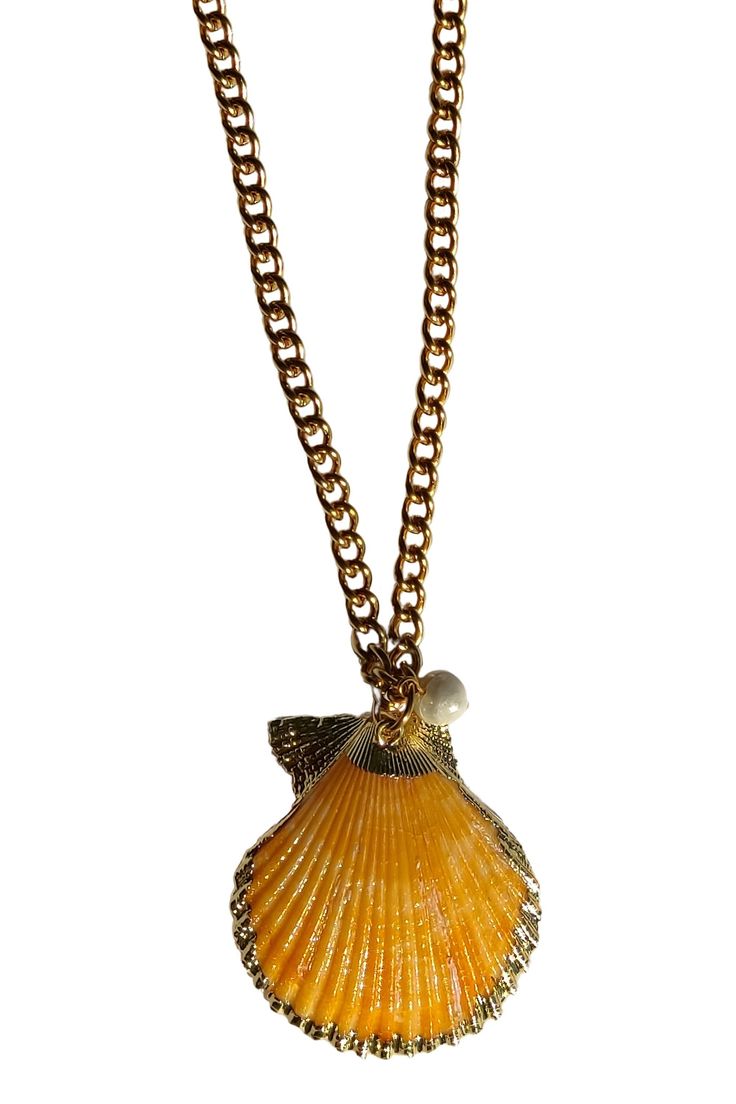 Large scallop shell necklace, Natural clam shell necklace, Gold stainless steel chain necklace, Big gold dipped seashell necklace ☙ Natural shell necklace with gold details. Make this boho hippie necklace yours and you will fall in love with the final outfit result. You can mix & match it with other shell jewelry from my collection for a total beach look. You can also offer it as a gift to a friend that really loves sea themed accessories! ❧  Important note : The shell is natural and the size an Coquille Saint Jacques, Seashell Earrings, Necklace Big, Stainless Steel Chain Necklace, Seashell Jewelry, Scallop Shell, Hippie Necklace, Seashell Necklace, Scallop Shells