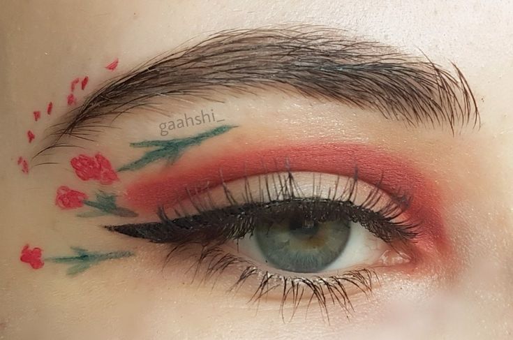 Red Rose Makeup, Fire Eyeliner, Rose Flower Makeup, Rose Eyeliner, Artistic Eyeshadow, Red Eyeshadow Makeup, Roses Makeup, Eyeshadow Designs, Red Eyeliner