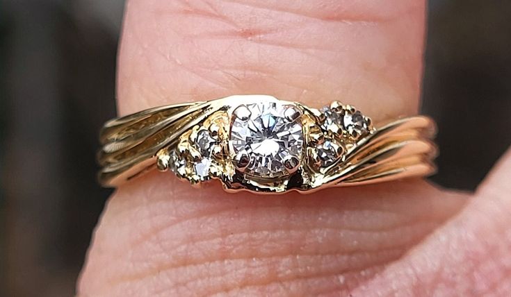 Fresh estate find this spectacular 1980s 1990s era vintage 14k yellow gold rare highly detailed ribbed sides style ladies engagement ring with stunning genuine diamonds. This ring is striking with intricate gold work with one round brilliant cut genuine diamond measuring 3.53 mm in diameter(Approx 17 pt) sparkly diamond. There is also 3 small round diamonds on each side of the center large diamond. Diamonds have tons of sparkle and life. Fully stamped with 14k purity mark nicely legible and weig Masculine Diamond Ring, Chunky Gold Ring With Diamonds, 2000s Engagement Ring, 1980s Engagement Ring, Vintage Yellow Gold Engagement Ring, 80s Engagement Ring, Small Diamond Rings, Vintage Jewellery Rings, Best Engagement Rings