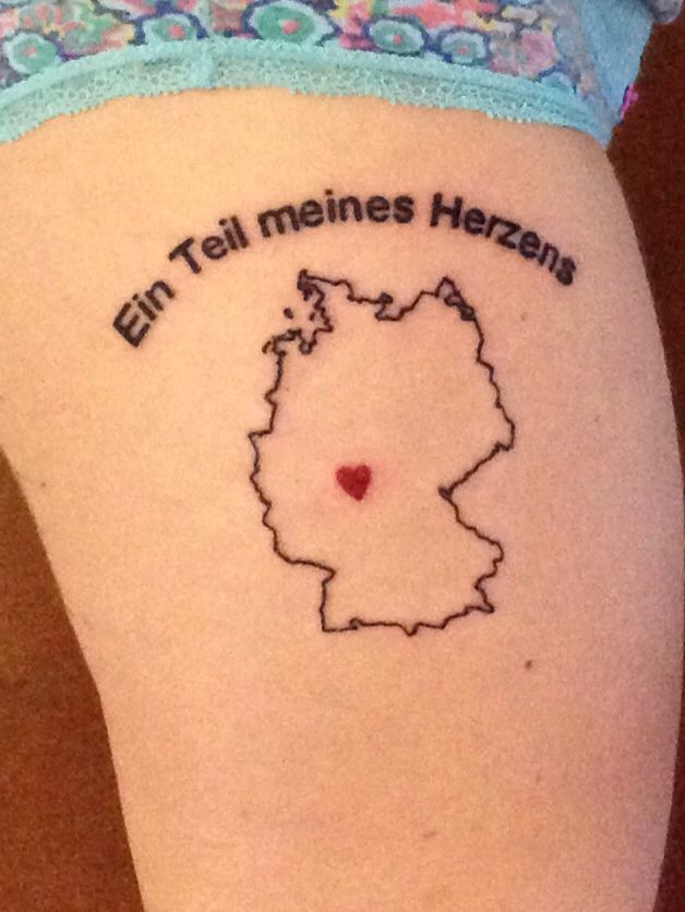 a woman with a tattoo on her thigh that says,'en tell meines hezens '