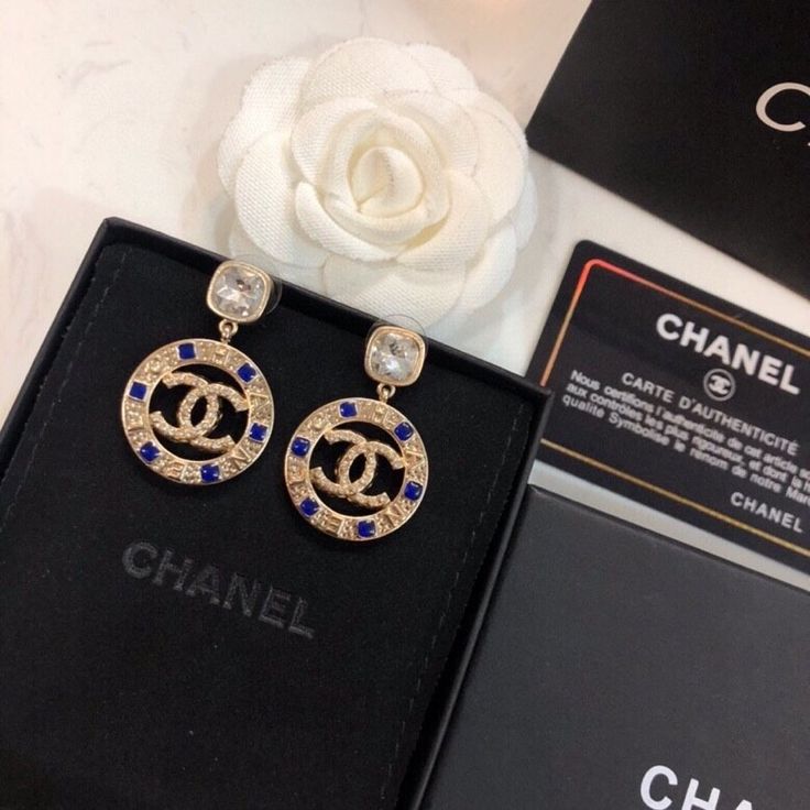 Chanel Earings Chanel Sign, Alexander Mcqueen Oversized Sneaker, Louis Vuitton Shirt, Chanel Shirt, Gucci Jewelry, Van Cleef And Arpels, Dior Jewelry, Jewels Rings, Chanel Earrings