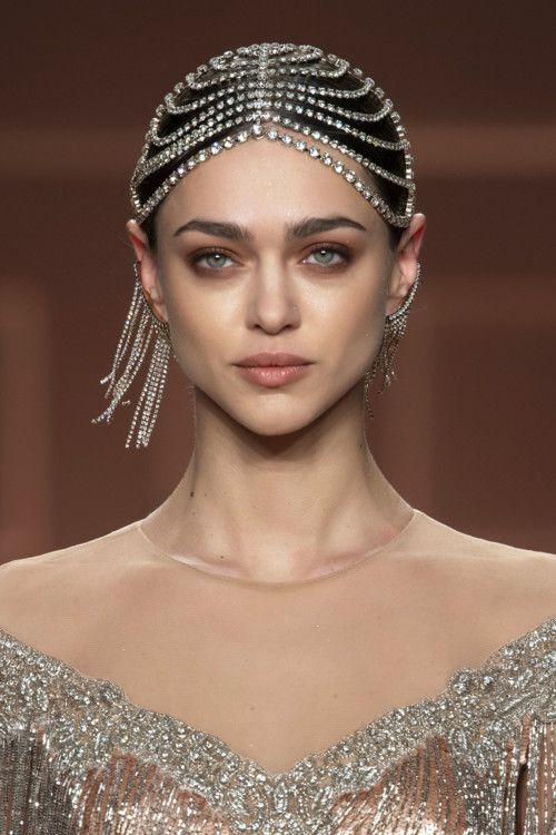 Jewelled Headpiece, Confetti Tour, Vogue Ukraine, Vanity Fair Oscar Party, Clean Makeup, Head Accessories, Beauty Trends, Milan Fashion, Headdress