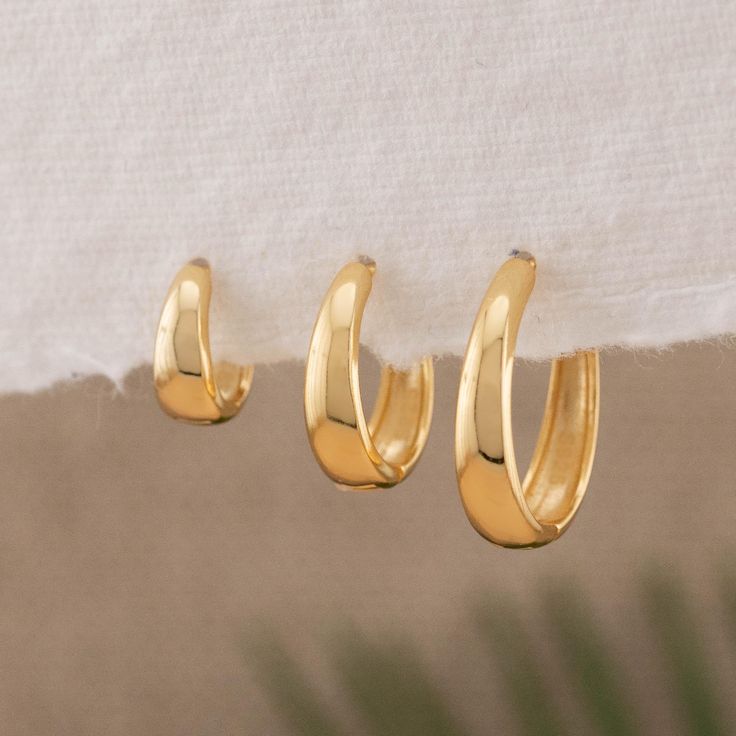 Meet your new go-to earrings: the Teardrop Everyday Clicker Hoop Set. These aren't just any hoops--think sleek, 18K gold vermeil or sterling silver with a bold teardrop shape that adds just the right amount of fun. Available in sizes 8mm, 10mm, 12mm, 14mm, and 16mm, these small but mighty huggies are perfect for stacking or wearing solo. Plus, they're hypoallergenic and tarnish-free. Ready to gift? We've got you covered with a gift-ready box for Christmas or a birthday. Whether it's a treat for yourself or a loved one, these hinged hoops are here to add a touch of effortless style to any outfit. * Inner Diameter: 8mm, 10mm, 12mm, 14mm, 16mm * Material : Solid 925 sterling silver , 18 K gold vermeil (core sterling silver), Hypoallergenic, Tarnish free * Turnaround time: Same day or Next day Minimalist Yellow Gold Huggie Earrings As Gift, Modern 14k Gold Filled Huggie Earrings For Gift, Modern 14k Gold Filled Huggie Earrings As Gift, Minimalist Huggie Earrings As Gift, Hypoallergenic Hoop Huggie Earrings As Gift, Tarnish Resistant Huggie Hoop Earrings Gift, Minimalist Gold Huggie Earrings As Gift, Hypoallergenic Hoop Huggie Earrings For Gifts, Gift Small Hoop Huggie Earrings 14k Gold Filled