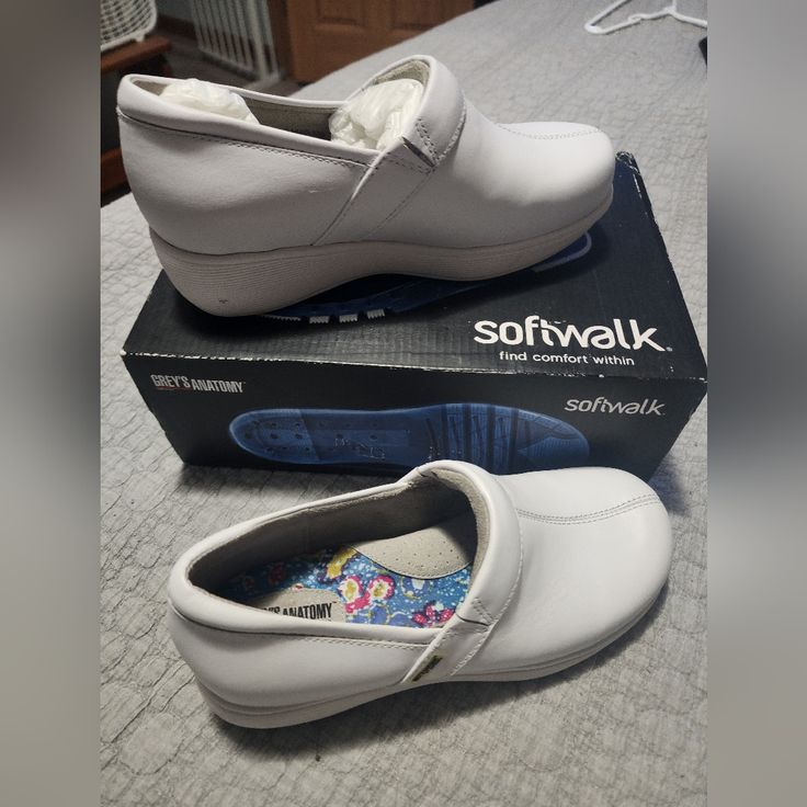 Never Worn Grey's Anatomy Softwalk White Nursing Size 6 Shoes. White Nursing Shoes, Nursing Shoes, Grey's Anatomy, Greys Anatomy, Mule Clogs, Mules Shoes, Nursing, Anatomy, Clogs