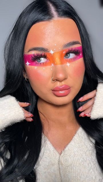 Detailed Makeup Looks, Easy Creative Makeup Looks, Makeup Looks Face Paint, Cavewoman Makeup, Tape Makeup Trend, Colourful Makeup Looks Creative, Fun Makeup Looks To Recreate, Colourful Makeup Looks, Trippy Makeup