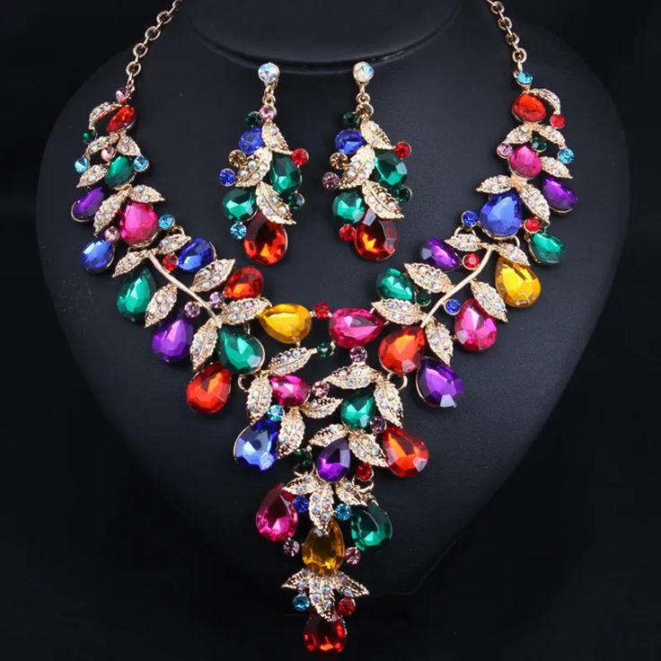 Whether you are the bride to be, or a bridesmaids, or the mother of the bride, this Bridal Jewelry is
perfect for just about anyone! African Wedding Jewelry, Bride Necklace, Bridal Accessories Jewelry, Crystal Clutch, Detailed Jewelry, Cubic Zirconia Jewelry, Sparkly Things, Leaf Jewelry, Jewelry Luxury