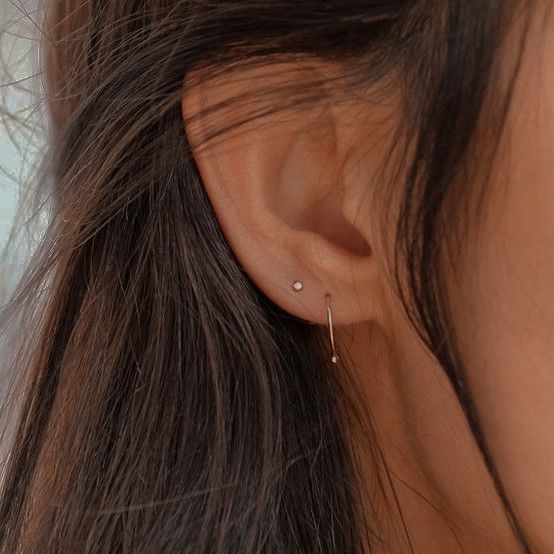 Minimal Ear Piercings, Nose Piercing Ideas, 2nd Ear Piercing, 2 Ear Piercings, Double Lobe Piercing, Minimalist Ear Piercings, Second Ear Piercing, Ear Piercing Studs, Double Ear Piercings