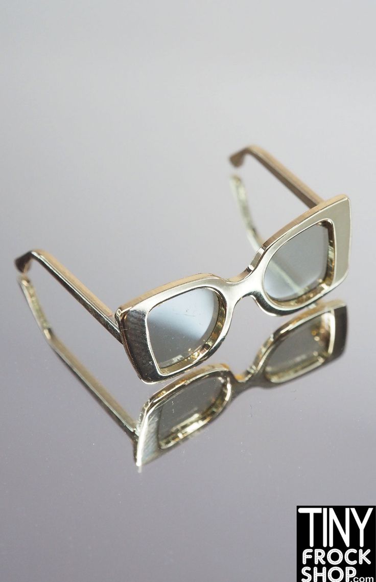 Integrity Resort Ready Poppy Parker Gold Metal Sunglasses Gorgeous gold metal squared sunglasses with tinted lenses that fold. So fashionista it ain't funny! Small Boutique, Metal Sunglasses, Metallic Foil, Photography Backdrops, Fashion Dolls, Square Sunglasses, Cool Kids, Gold Metal, Poppies