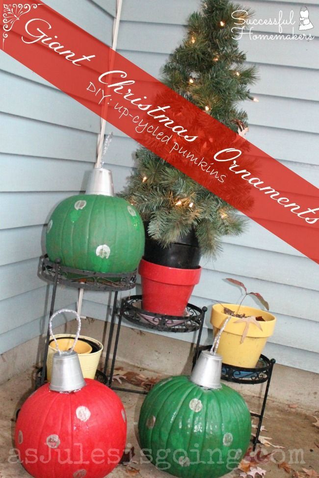 christmas decorations are on display in front of a house