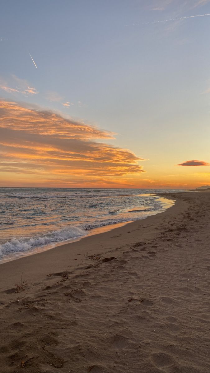 Beachside Bonfire: Evening Relaxat Spain Aesthetic, Shotting Photo, Pretty Beach, Pretty Landscapes, Pretty Sky, Summer Wallpaper, Sunset Pictures, Alam Semula Jadi, Summer Pictures