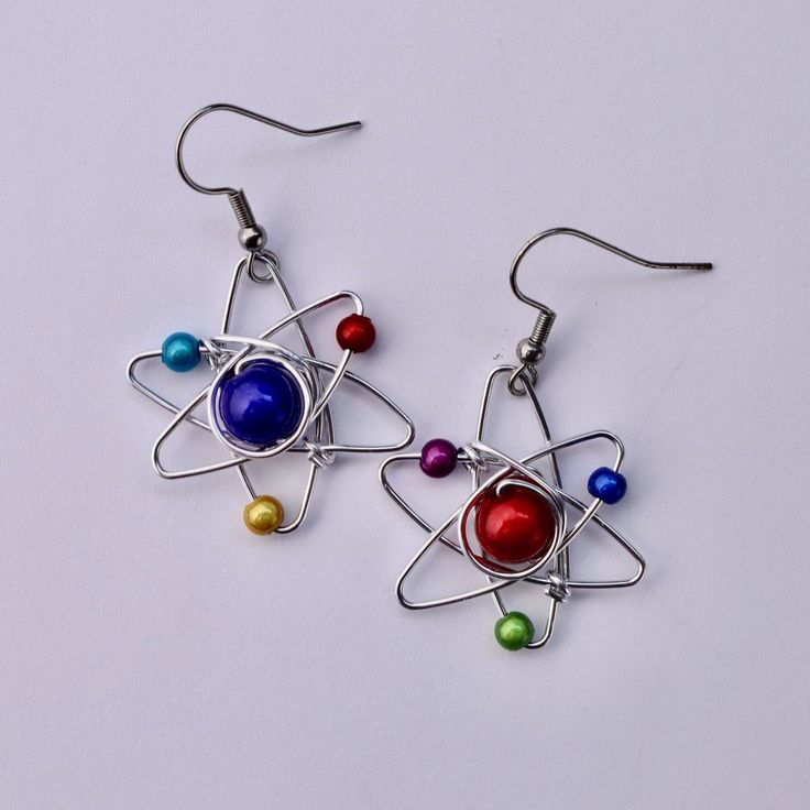 Multi Color Atom Earrings // Big Bang Theory // Geek Gifts Diy Wire Jewelry For Beginners, Funky Earrings Diy, Jewerly Diy Ideas, Science Accessories, Wire Art Ideas, Atom Earrings, Nerd Earrings, Handmade Wire Earrings, Science Earrings