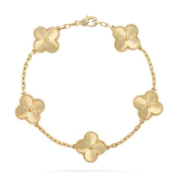 Add a touch of elegance to your wardrobe with our Clover Gold Bracelet. Crafted with five interlocking clover motifs, this bracelet is a timeless piece that will elevate any outfit. Its classic design makes it a versatile accessory for any occasion. Treat yourself or a loved one to this beautiful and meaningful piece. ADDITIONAL INFORMATION Color: Gold Stone: no Ref.vcarp3jk00 Material:- 925 Sterling Silver - 18k Gold Plated- 10k Real Gold- 18k Real Gold ( contact us via instagram) CLASP : Hallm Alhambra Van Cleef, Cartier Armband, Gold Vans, Van Cleef & Arpels, Detailed Jewelry, Leaf Bracelet, Jewelry Lookbook, Gold Plated Bracelets, Van Cleef Arpels