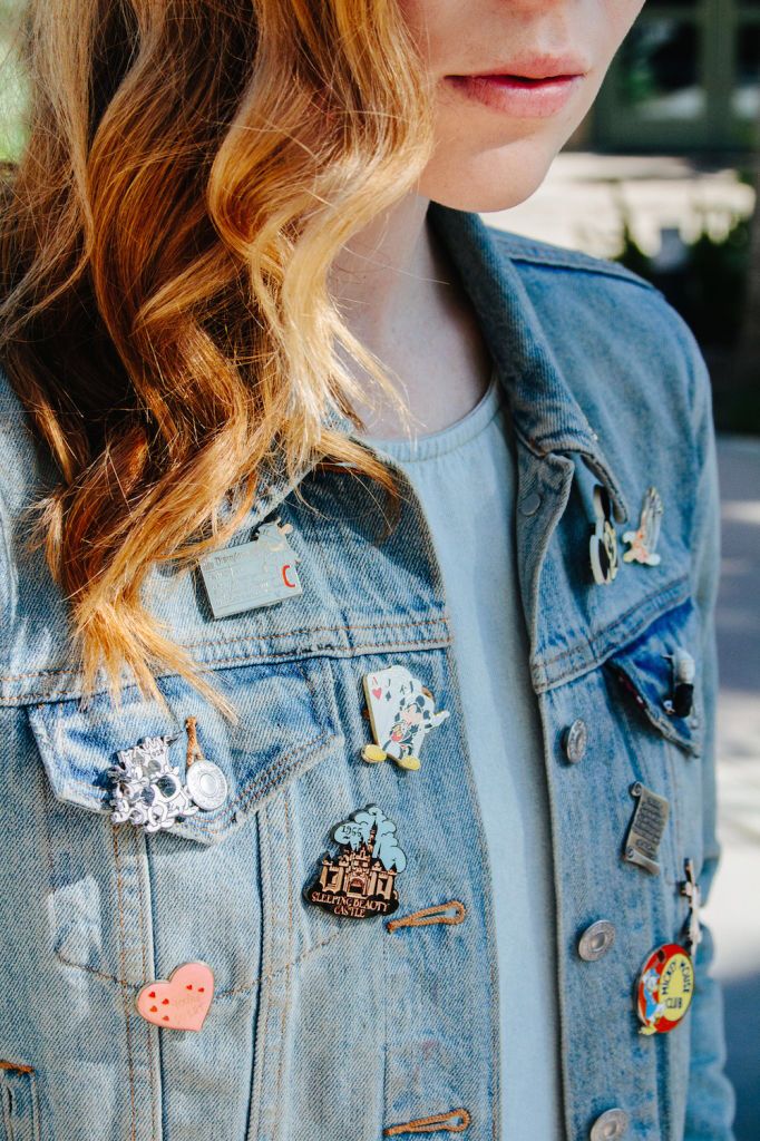 Disney pins on a jean jacket Celestial Fashion, Pins On Denim Jacket, Star Emoji, Jean Jacket Patches, Style Hacks, Easy Hacks, Disney Jacket, Jean Jacket Outfits, Disneyland Outfits