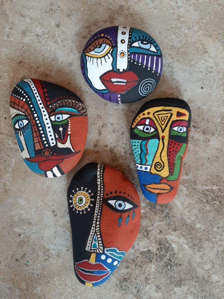 Abstract Faces Cubist Art, Diy Rock Art, Rock Sculpture, Stone Art Painting, Painted Rocks Craft, Painted Rocks Diy, Rock Painting Ideas Easy, Rock Painting Patterns, Hand Painted Stones