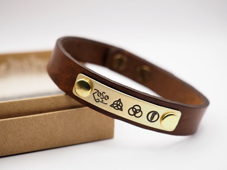 Brown Genuine Leather and Brass Plate This leather bracelet measures approximately 1/2 inch (1.3cm) in width. 📏SIZES:  6.5 inches = 16.5 cm 7    inches = 17.5 cm 7.5 inches = 19 cm 8    inches = 20 cm 8.5 inches = 21.5 Vintage Brown Wristband As Gift, Vintage Brown Wristband For Gift, Vintage Adjustable Leather Bracelet As Gift, Vintage Adjustable Leather Bracelet For Gift, Vintage Adjustable Leather Bracelet Gift, Vintage Leather Wristband Gift, Adjustable Brown Band Bracelet, Adjustable Gold Leather Bracelet Engraved, Rectangular Adjustable Leather Bracelet As Gift