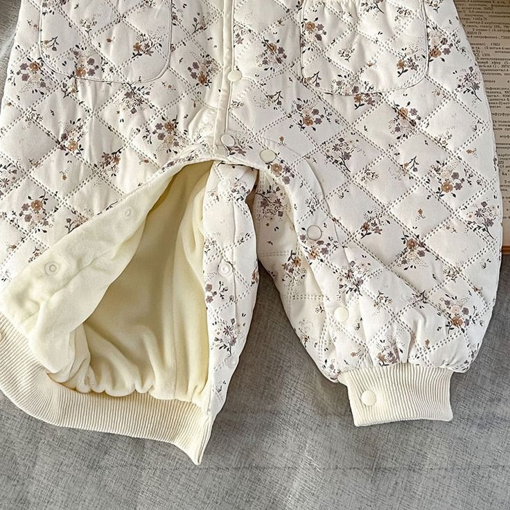 Envelop your baby in winter warmth in this long-sleeved floral romper! Crafted from 95% cotton, it has an O-neck collar and a convenient zipper closure. Perfectly sized to fit your little one, it radiates optimism with its beige hue. Specifications: Sleeve Length: Long Season: Winter Pattern Type: Floral Material Composition: 95% Material: Cotton Item Type: Rompers Gender: Baby unisex Fit: Fits true to size, take your normal size Department Name: Baby Color: Beige Collar: O-Neck Closure Type: Zi Winter Cotton Bubble Romper With Long Sleeves, Winter Long Sleeve Cotton Bubble Romper, Long Sleeve Cotton Bubble Romper, Long Sleeve Cream Onesie For Spring, Cream Long Sleeve Onesie For Spring, Cream Long Sleeve Onesie For Fall, Cream Cotton Onesie For Winter, Winter Cream Cotton Onesie, Cream Long Sleeve Onesie For Winter