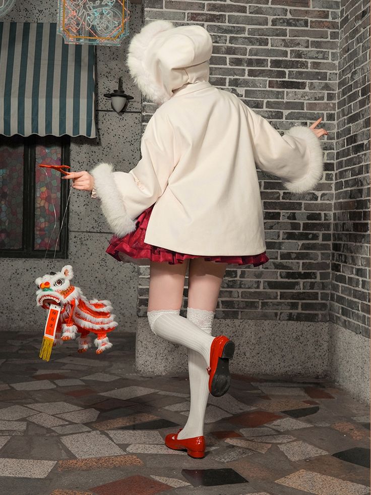 This price includes a coat and a belt, others are not included.   	 		 			Size 			S 			L 		 		 			Full Length 			71.5 			74 		 		 			Bust 			124 			135 		 		 			Shoulders 			64.5 			67 		 		 			Sleeve Length 			34 			36 		 		 			Cuff 			53.5 			55 		 		 			Hem Circumference 			71 			75 White Long Sleeve Outerwear For Cosplay, Harajuku Hooded Fall Outerwear, White Hooded Harajuku Style Outerwear, Harajuku Style Hooded Fall Outerwear, White Harajuku Hooded Outerwear, White Hooded Outerwear For Cosplay, Harajuku Style Winter Cosplay Outerwear, Harajuku Style Hooded Winter Outerwear, Long Sleeve Winter Outerwear For Cosplay