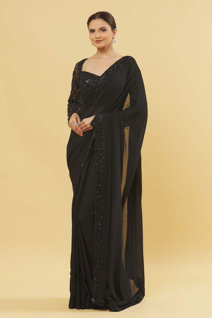 Buy Pink Pure Chiffon Plain Evening Shaded Saree With Running Blouse For Women by Nazaakat by Samara Singh Online at Aza Fashions. Black Saree For Wedding, Fantasy Queen Dress, Black Saree Look, Black Saree Party Wear, Black Chiffon Saree, Black Saree Blouse Designs, Black Saree Designs, Black Saree Blouse, Shaded Saree