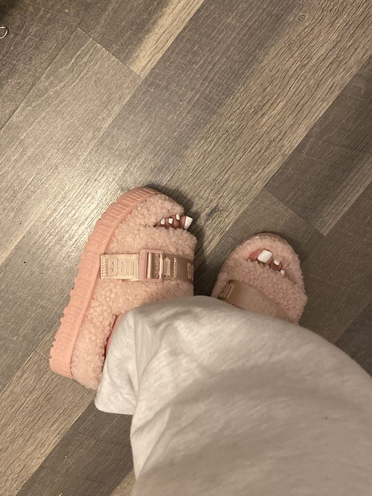 Slippers Outfit, Fluffy Shoes, Slides Outfit, Ugg Slides, Cute Slides, Ugg Sandals, Pretty Shoes Sneakers, Pastel Outfit, Fresh Shoes