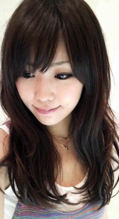 cute hair Side Bangs With Layers Medium Hair, Long Straight Hair With Side Bangs, Haircuts 2000s, Flequillo Aesthetic, Side Bangstyle Hair Medium, 2000s Side Bangs, Asian Haircut Medium Layered, Emo Side Bangs, 2000s Layered Hair