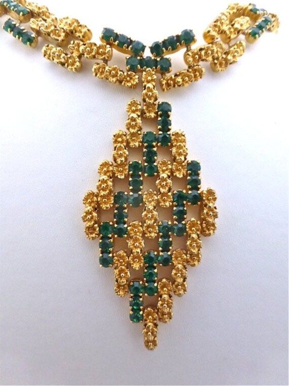 Item oxfj8 Price £125 Circa 1960 Wow this is an absolutely fabuuuuuulous necklace. This piece has a bold profile with vibrant emerald green stones and gold tone flowers, in a link design that moves and adjusts to your neckline when worn. The necklace has a substantial weight and feel and lies flush along your neckline when worn. Overall this is a well made and uniquely designed necklace. The diamond pendant measures approx. 8.5x4.5cm, the necklace measures 31cm extending to 35cm, 1.5cm wide. Green Jeweled Necklaces For Anniversary, Antique Green Jewelry For Evening, Green Jeweled Necklace For Anniversary, Vintage Green Evening Jewelry, Antique Green Jeweled Necklaces, Antique Green Jeweled Necklace, Emerald Party Necklace With 17 Jewels, Vintage Green Emerald Necklace For Formal Occasions, Vintage Gold Emerald Necklace For Formal Occasions