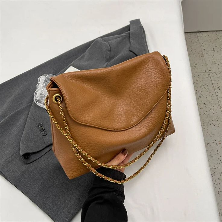 SPECIFICATIONSBrand Name: NoEnName_NullHandbags Type: Shoulder BagsTypes of bags: Shoulder & HandbagsMain Material: PULining Material: POLYESTERShape: BaguettePlace Of Origin: HE BEI ProvincePlace Of Origin: HE BEI ?ProvinceOrigin: Mainland ChinaCN: HebeiHardness: SOFTPattern Type: SolidInterior: Cell Phone PocketDecoration: CHAINSExterior: noneOccasion: VersatileClosure Type: haspGender: WOMENStyle: CasualModel Number: ANumber of Handles/Straps: Single Casual Handbags, Retro Purse, Leather Crossbody Bags, Large Shoulder Bags, Casual Tote, Canvas Shoulder Bag, Chain Shoulder Bag, Handbags For Men, Flap Bag