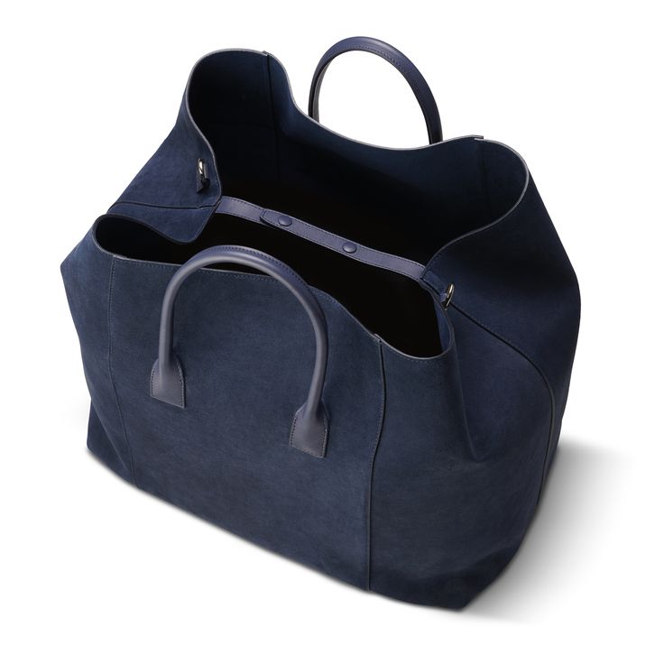 Practical and stylish, this oversize weekender bag is ideal for a getaway. Expertly made to the highest standards in Florence, Italy, it has shoulder straps or a longer detachable strap can be used for ease of transport. Dry Brush, Luxury Purses, Florence Italy, Bag Bag, Leather Mini, Weekender Bag, Nappa Leather, Sales Gifts, Bag Making