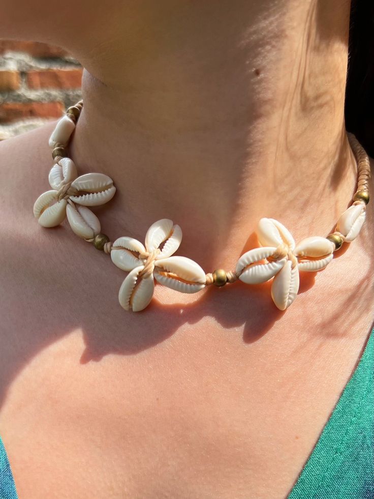 Flower Cowrie Seashell Choker Necklace Cheap Brown Shell Necklace For Gift, Cheap Adjustable Shell Choker Necklace, Seashell Necklace Diy, Seashell Choker, Ocean Flowers, Diy Choker, Cowrie Shells, Seashell Necklace, Delicate Beauty