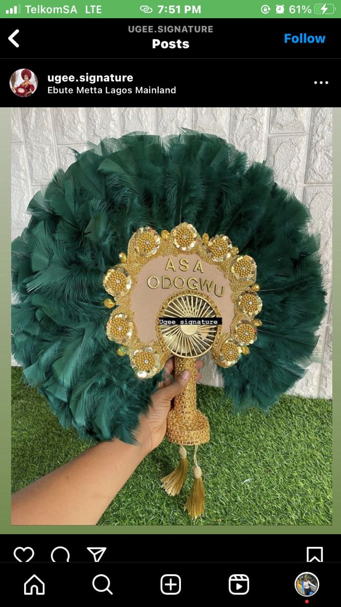 someone is holding up a green fan with gold trimmings and the words asasa god kawaia on it