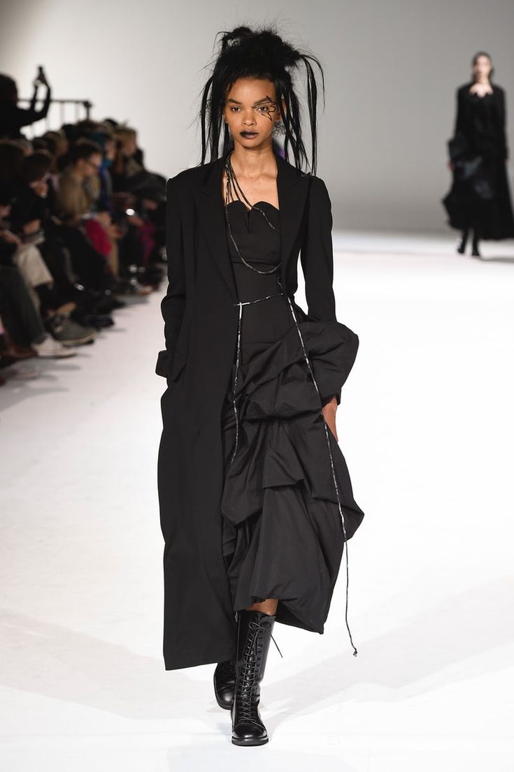 Yohji Yamamoto 80s, Fashion Courses, Couture Runway, Fashion Inspiration Design, Mood Board Fashion, Asian Outfits, Fashion People, Japanese Outfits, Architecture Fashion