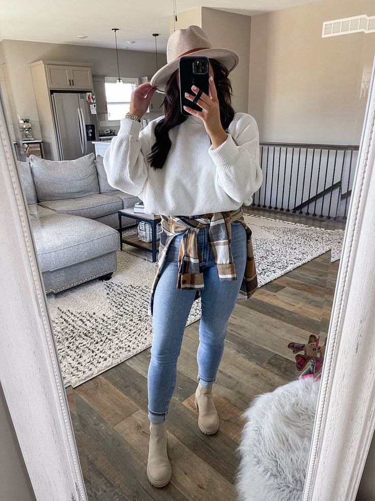 Outfit Ideas Winter Mid Size, Flannel Around Waist Outfit, Chelsea Boot Outfits Women, Bonfire Outfit, White Sweater Outfit, Chelsea Boots Outfit, White Oversized Sweater, Winter Boots Outfits, Jeans Outfit Fall