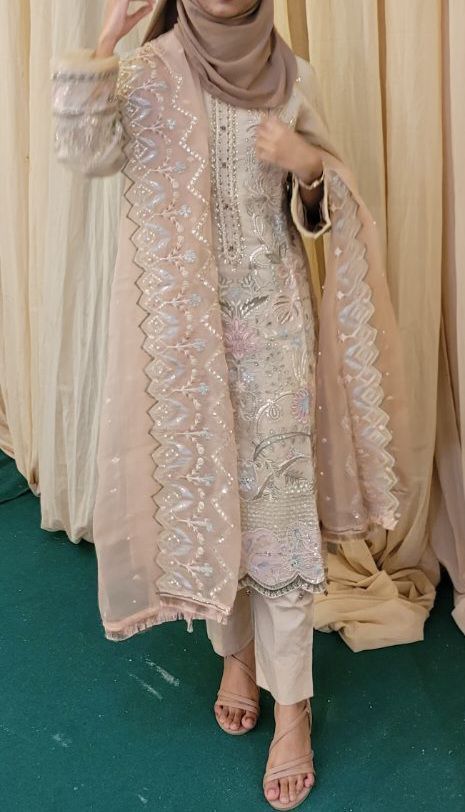 Salwar Kameez With Hijab, Hijab With Salwar Kameez, Salwar With Hijab, Casual Salwar Kameez, Nikkah Outfit, Rich Clothes, March Born, Pakistani Fashion Casual, Dress Book