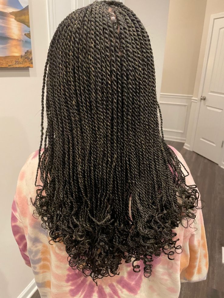 Senegalese Twist Peekaboo, French Curl Senegalese Twists, Short Senegalese Twist With Curly Ends, Senegalese Twist Hairstyles Short, Small Senegalese Twist With Curly Ends, Senagele Twist With Curls, Twist With Curls At The End, Twists With Curls At The End, Mini Senegalese Twist