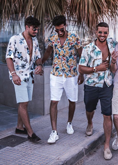 Summer Outfits Men Beach, Hawaiian Outfit Men, Hawaiian Shirt Outfit, Vacation Outfits Men, Beach Outfit Men, Party Outfit Men, Pool Party Outfits, Beach Party Outfits, Shirt Outfit Men