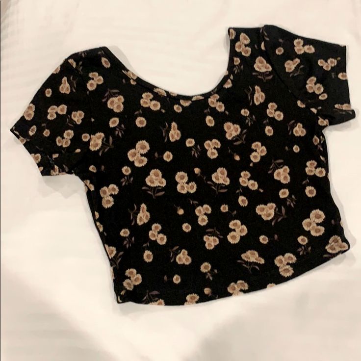 Bnwt. Sunflower Print Crop Top. Osfm Retro Black Crop Top With Graphic Print, Black Retro Crop Top With Graphic Print, Retro Black Graphic Print Crop Top, Chic Floral Print Crop Top With Short Sleeves, Black Floral Cotton Top, Chic Floral Print Short Sleeve Crop Top, Black Printed Summer Tops, Fitted Floral Print Crop Top With Short Sleeves, Retro Black Short Sleeve Crop Top