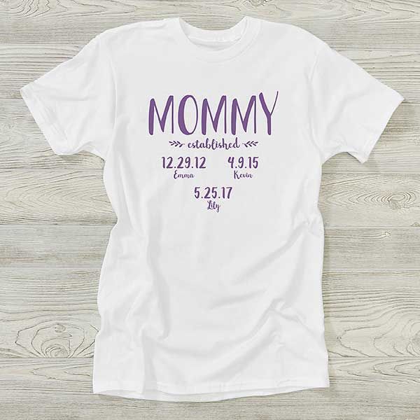 * Personalized with any title and up to 8 names and dates * Choose from multiple color options  Let the world know how many kids you have by proudly wearing our Established Mom Personalized Adult Apparel. The perfect gift for Mom. Custom Shirts Ideas, Mommy And Me Shirts, Girl Mom Shirt, Funny T Shirt Sayings, Wardrobe Capsule, Text Tee, Mother Shirts, Blessed Mama, Mommy And Me Shirt