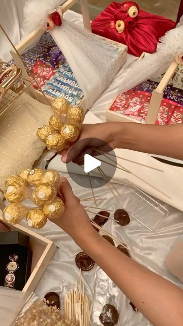 How To Wrap Candy Gifts, How To Make Candy Box Gift, Money And Chocolate Gift Ideas, Christmas Gift Ideas With Alcohol, How To Gift Chocolates, Chocolate And Flower Bouquet Gift Ideas, Gift Basket Design Ideas, Friendship Gift Basket Ideas, Chocolate Taal