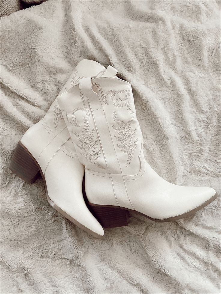 Cowgirl Boots Short, Willa Grant, Cheap Cowgirl Boots, White Cowboy Boots Outfit, Cowgirl Boots Wedding, Cute Cowgirl Boots, Western Boots Outfit, White Cowgirl Boots, Short Cowboy Boots