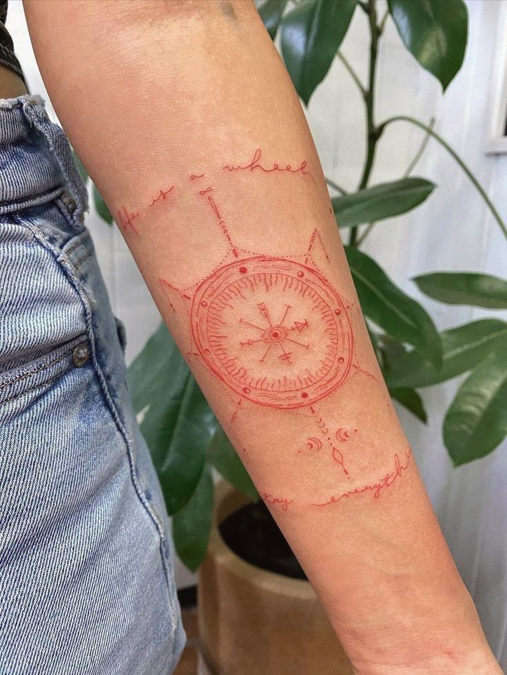 Tatuaje de rueda de la fortuna con diseño tarot y tipografía cursiva, en fine line color rojo ❤️ Wheel Of Fortune Tarot Aesthetic, Wheel Of Fortune Tarot Tattoo, Wheel Of Fortune Tattoo, Fortune Tattoo, Wheel Aesthetic, Fortune Wheel, Wheel Tattoo, Real Tattoos, Wheel Of Fortune Tarot