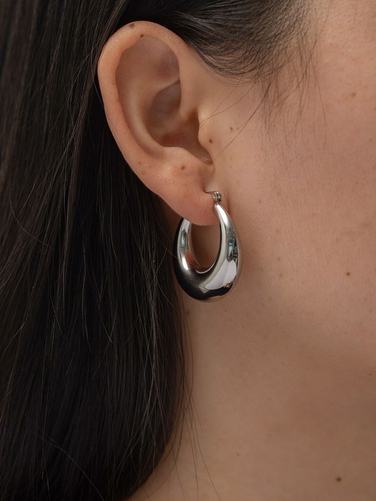 Silver Earrings Aesthetic, Hoop Earrings Aesthetic, Chunky Silver Jewellery, Silver Jewlery, Earrings Aesthetic, Chunky Earrings, Silver Jewelry Earrings, Stacked Jewelry, Jewelry Lookbook