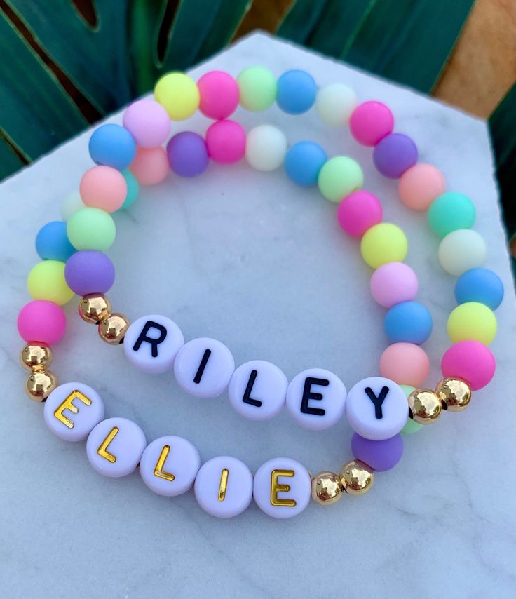 Bead Aesthetic, Confetti Bracelet, Beaded Name Bracelet, Letter Charm Bracelet, Pastel Bracelet, Teacher Craft, Word Bracelet, Trendy Bracelets, Beads Bracelet Design