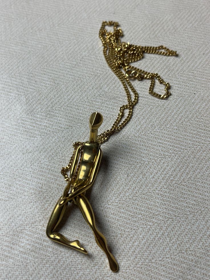 Nice pendant with necklace Probably a pendant by Charles Jourdan, with moving parts See photos as no stamp found I cannot guarantee this. Gold colored The pendant measures approx. 2.5 * 9.5 cm / 0.98" * 3.74" The chain is approx. 70 cm / 27.55" long Vintage Chain Necklace For Gift, Vintage Long Chain Necklace As A Gift, Vintage Jewelry With Box Chain Pendant, Vintage Pendant Jewelry With Box Chain, Vintage Gold Necklace With Box Chain, Vintage Box Chain Necklace, Vintage Box Chain Necklace As Gift, Vintage Box Chain Necklace For Gift, Retro Gold Locket Necklaces